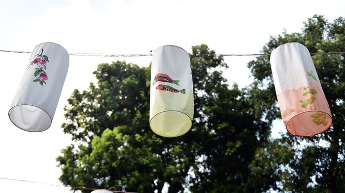 Hanoi street coloured with lanterns ahead Mid-Autumn Festival - 2