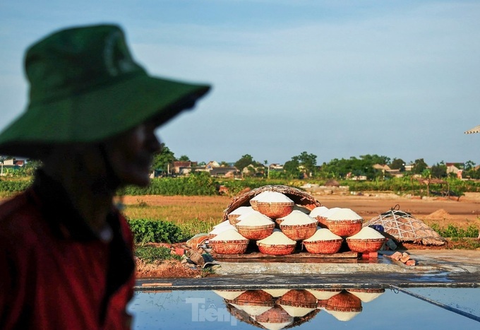 Ha Tinh farmers turn away from salt making - 6