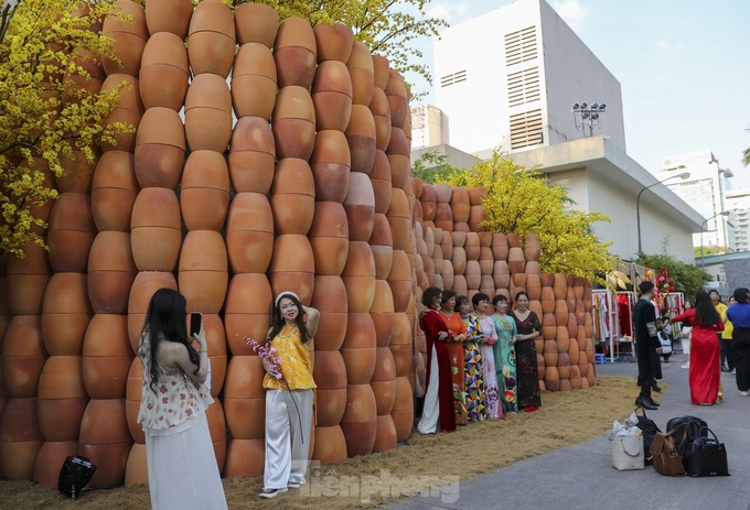 Tet calligraphy street opens in HCM City - 7