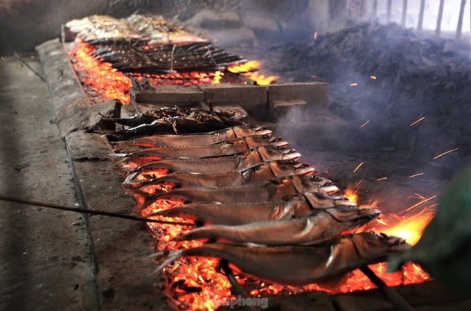 Ha Tinh fish grilling commune busy for Tet - 9