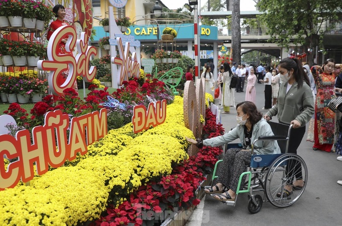 Tet flower road launched at HCM City hospital - 6