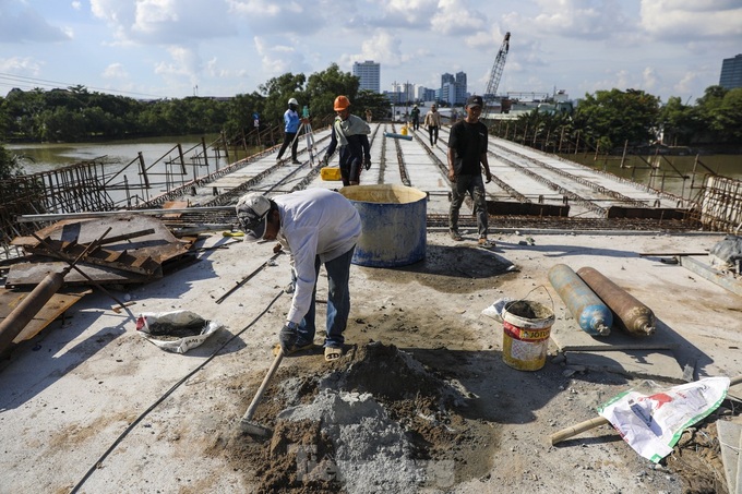 HCM City bridge nears completion, expects to ease congestion - 3