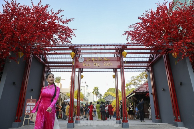 Tet calligraphy street opens in HCM City - 1
