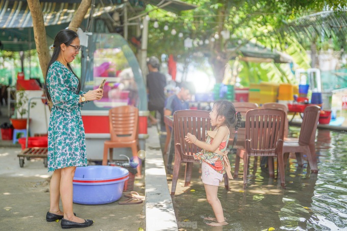 HCM City flooded restaurant - 5 HCM City flooded restaurant - 5