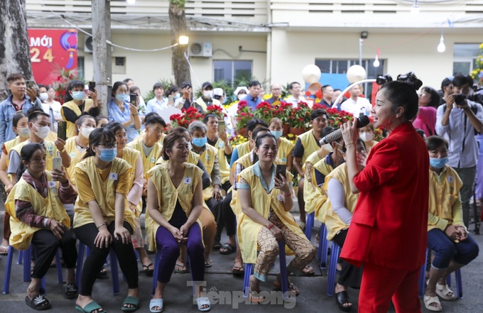 Tet flower road launched at HCM City hospital - 7