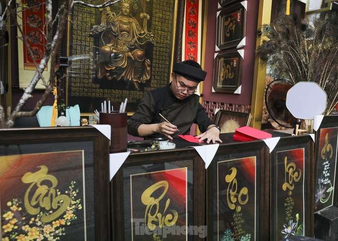 Tet calligraphy street opens in HCM City - 4