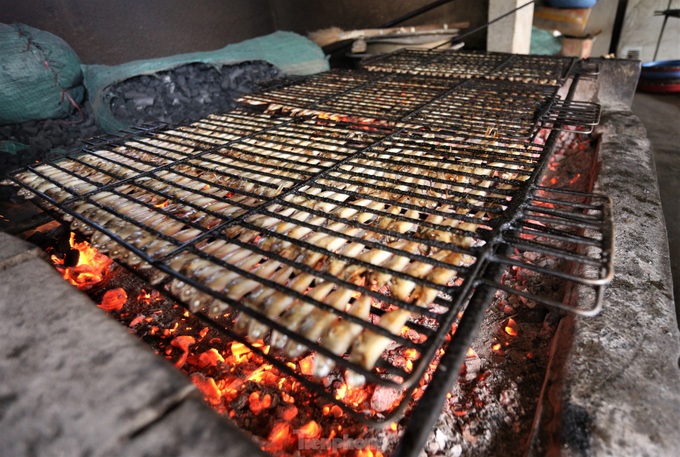 Ha Tinh fish grilling commune busy for Tet - 8