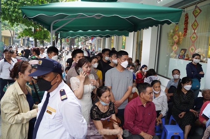 Hanoians rush to buy gold from banks - 1