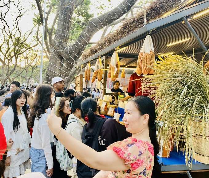 Thousands enjoy free coffee in Buon Ma Thuot - 10