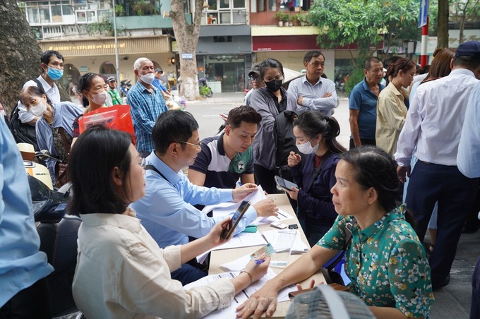 Hanoians rush to buy gold from banks - 2