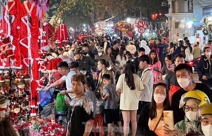 Christmas spirit envelops Hanoi street - 5 Christmas spirit envelops Hanoi street - 5