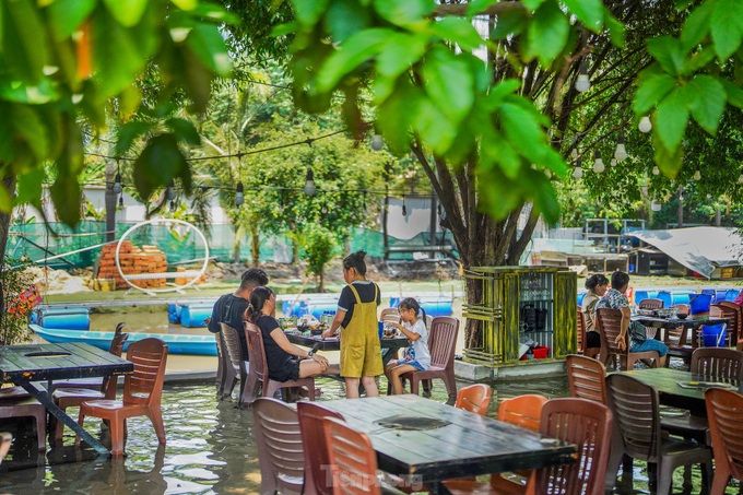 HCM City flooded restaurant - 2 HCM City flooded restaurant - 2