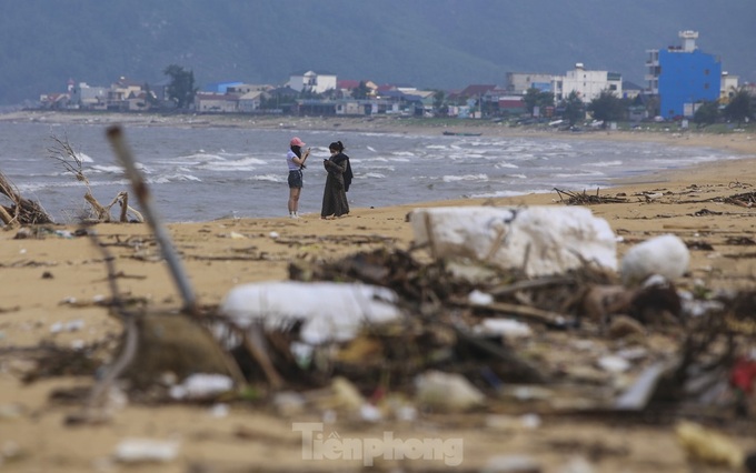 Ha Tinh’s most beautiful beach devastated after storm - 4