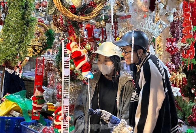 Christmas spirit envelops Hanoi street - 8 Christmas spirit envelops Hanoi street - 8