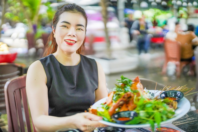 HCM City flooded restaurant - 3 HCM City flooded restaurant - 3