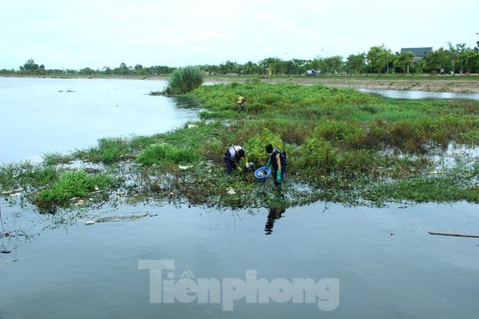 Nghe An students clean polluted lake - 1