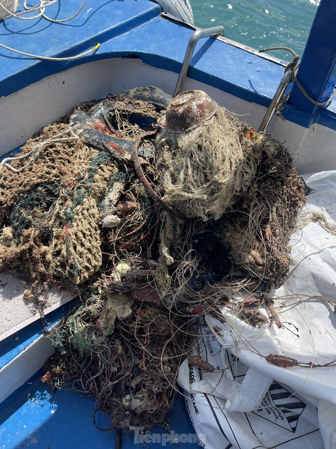 Divers collect rubbish from Con Dao coral reefs - 3