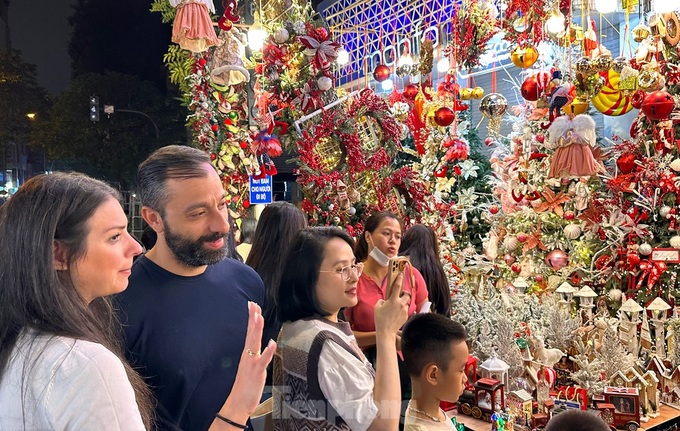 Christmas spirit envelops Hanoi street - 7 Christmas spirit envelops Hanoi street - 7