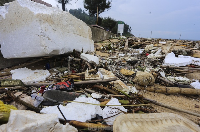 Ha Tinh’s most beautiful beach devastated after storm - 3