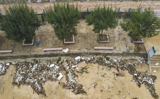 Ha Tinh’s most beautiful beach devastated after storm - 1