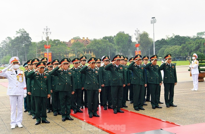 State leaders pay tribute to President Ho Chi Minh ahead of Reunification Day - 4