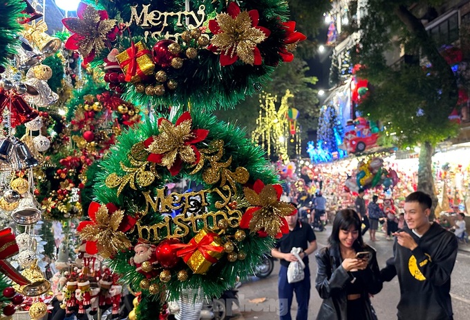 Christmas spirit envelops Hanoi street - 2 Christmas spirit envelops Hanoi street - 2