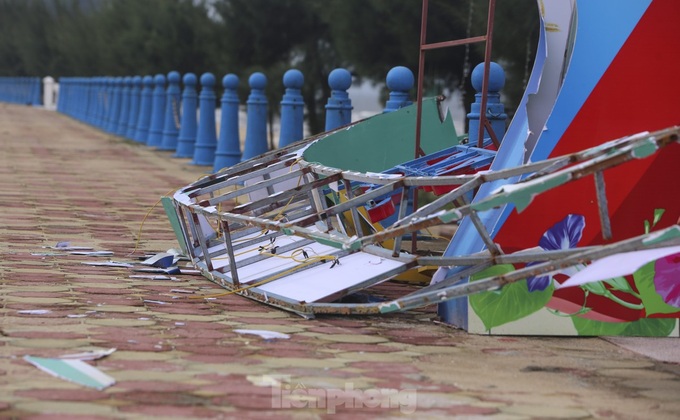 Ha Tinh’s most beautiful beach devastated after storm - 6