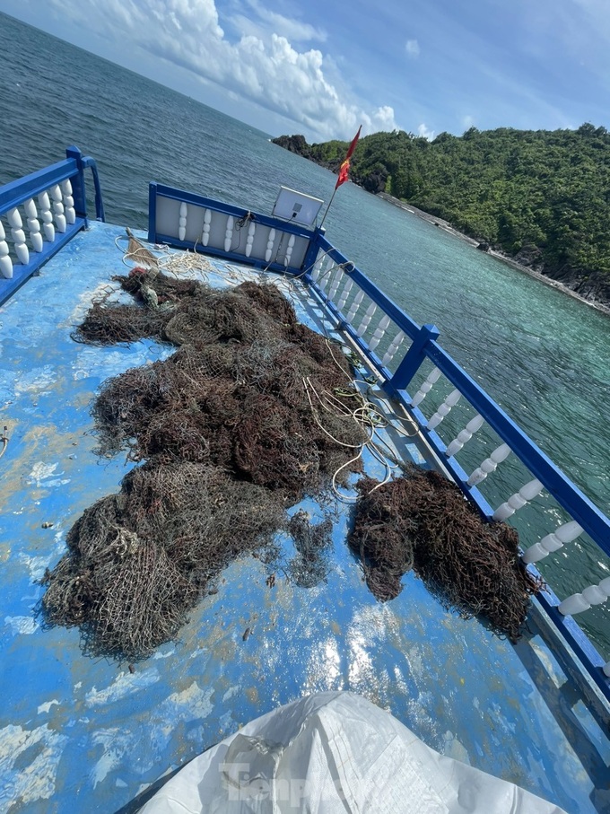 Divers collect rubbish from Con Dao coral reefs - 5