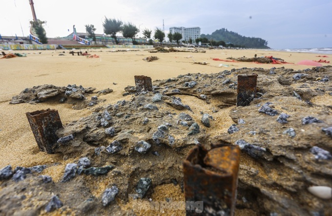 Ha Tinh’s most beautiful beach devastated after storm - 5