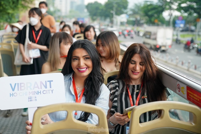 International visitors tour HCM City on double-decker bus - 6