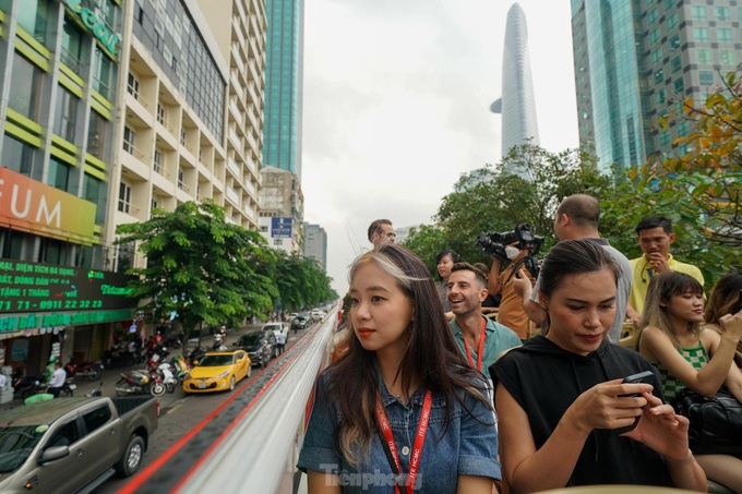 International visitors tour HCM City on double-decker bus - 7