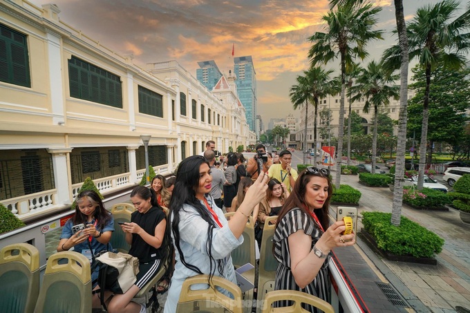 International visitors tour HCM City on double-decker bus - 5