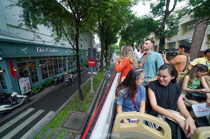 International visitors tour HCM City on double-decker bus - 2