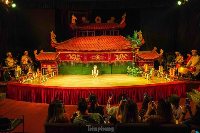 International visitors tour HCM City on double-decker bus - 14