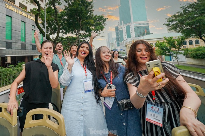 International visitors tour HCM City on double-decker bus - 13