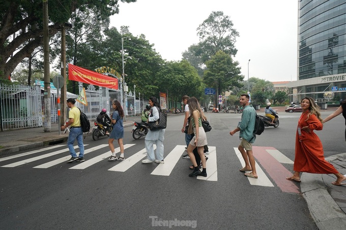 International visitors tour HCM City on double-decker bus - 9