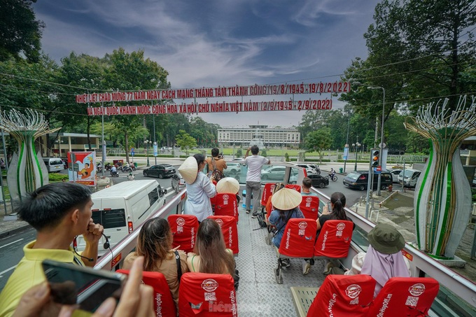 International visitors tour HCM City on double-decker bus - 3