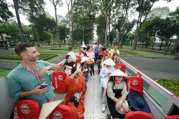 International visitors tour HCM City on double-decker bus - 1
