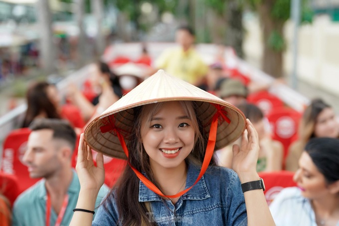 International visitors tour HCM City on double-decker bus - 8