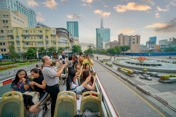 International visitors tour HCM City on double-decker bus - 4