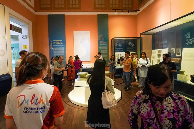 International visitors tour HCM City on double-decker bus - 10