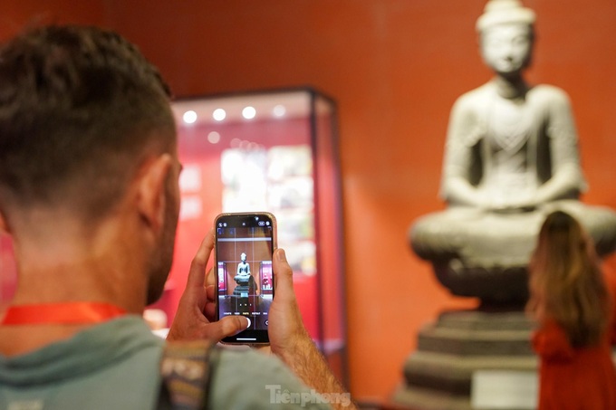 International visitors tour HCM City on double-decker bus - 12