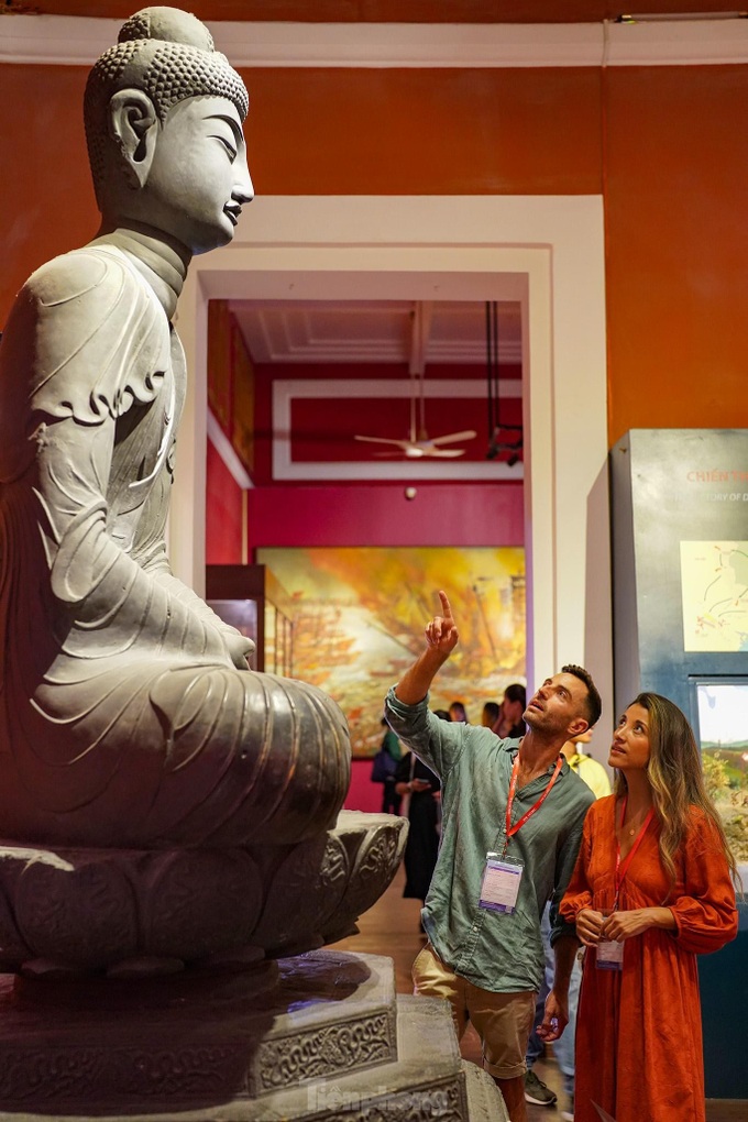 International visitors tour HCM City on double-decker bus - 11