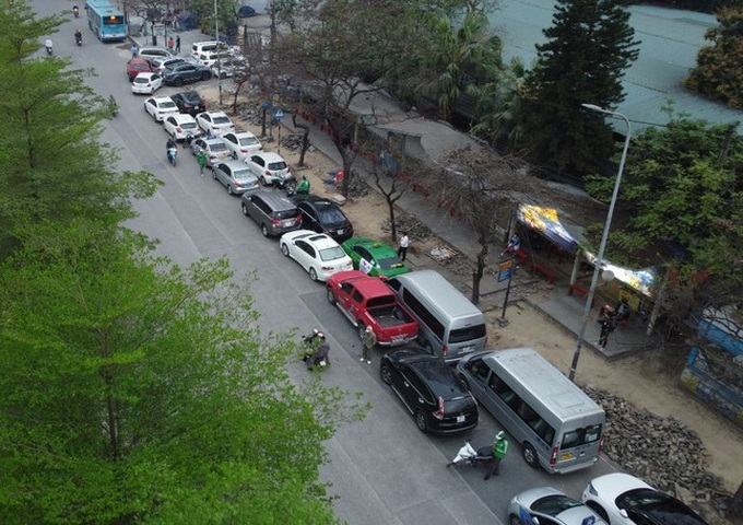 Hanoi car registration centres suffer overloading - 2 Hanoi car registration centres suffer overloading - 2