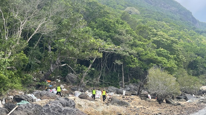 Divers collect rubbish from Con Dao coral reefs - 8