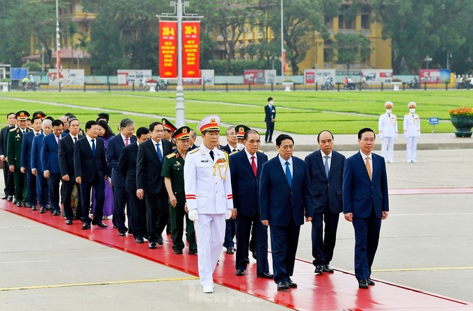 State leaders pay tribute to President Ho Chi Minh ahead of Reunification Day - 2