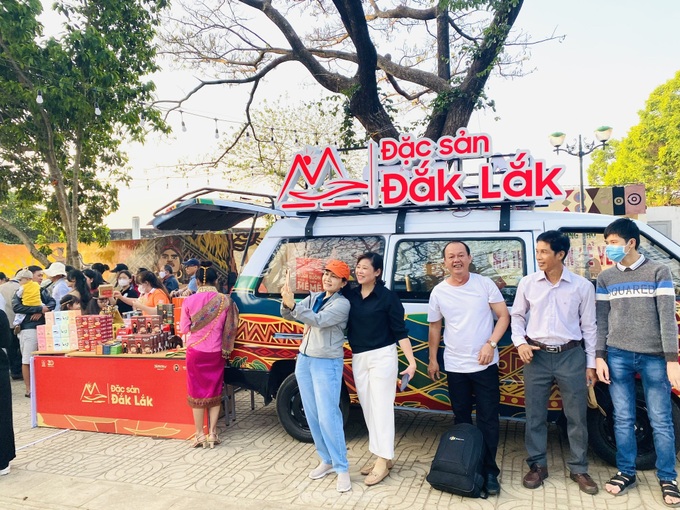 Thousands enjoy free coffee in Buon Ma Thuot - 11