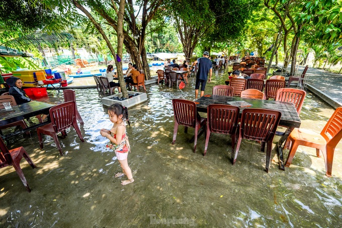 HCM City flooded restaurant - 6 HCM City flooded restaurant - 6