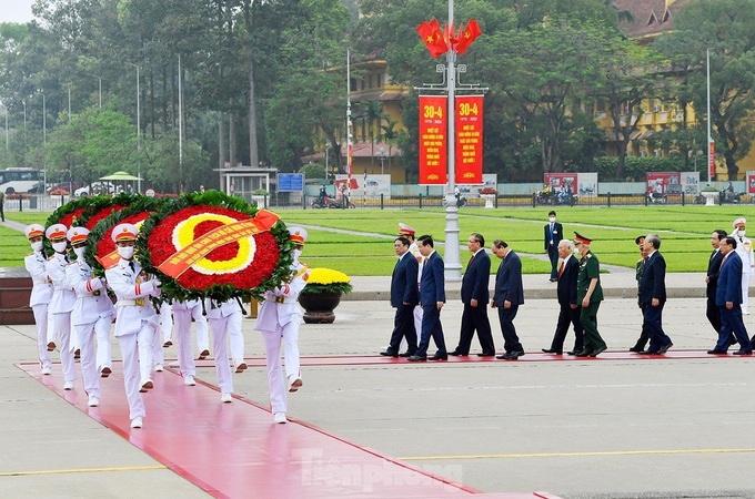 State leaders pay tribute to President Ho Chi Minh ahead of Reunification Day - 1