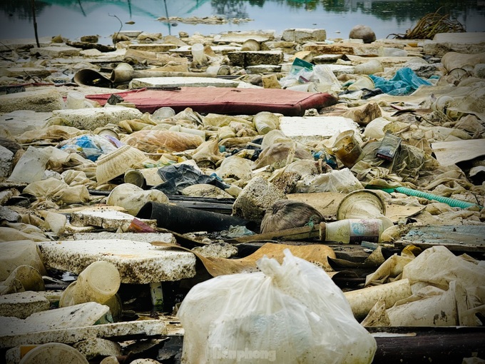 Rubbish threatens Quang Ngai river - 2 Rubbish threatens Quang Ngai river - 2